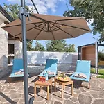 1521 Villa *