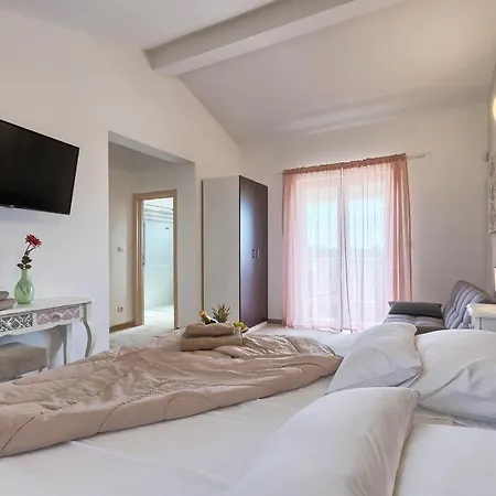 1521 Villa *