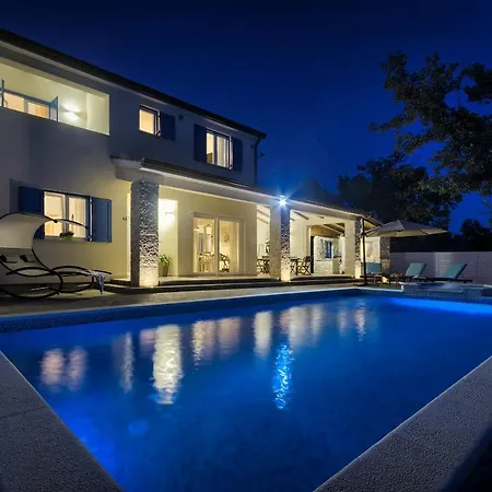 1521 Villa